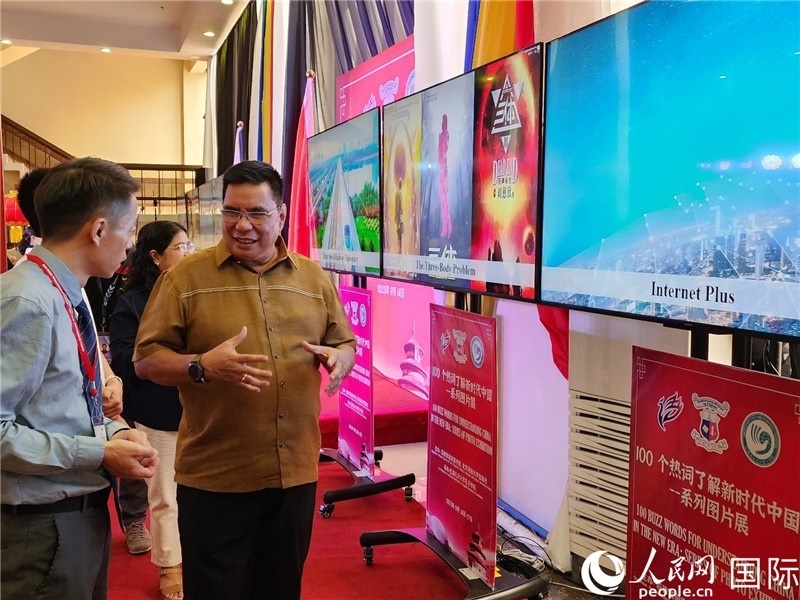 圖為菲律賓國家圖書館館長阿德里亞諾參觀新時代中國圖片展。人民網(wǎng)記者樊帆攝