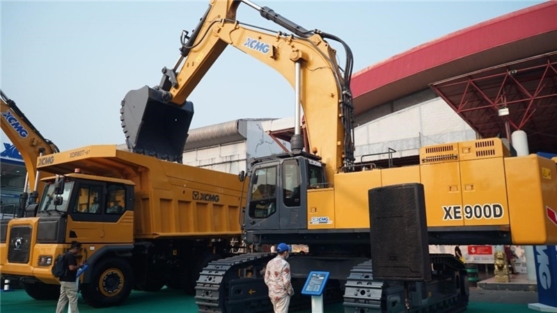 徐工集團(tuán)展出的90噸礦用挖掘機(jī)與80噸自卸車(chē)。石偉攝影