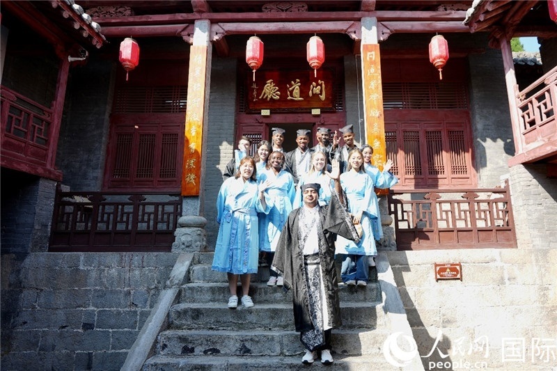 圖為選手們?cè)诤?huì)書(shū)院內(nèi)合影留念。人民網(wǎng) 盧鵬宇攝