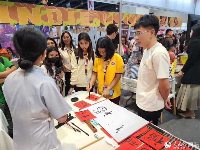 中國(guó)圖書展亮相第43屆菲律賓馬尼拉國(guó)際書展。人民網(wǎng)記者 樊帆攝