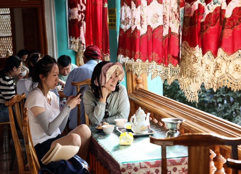 游客在新疆喀什古城景區(qū)百年老茶館內(nèi)品茶小憩（2023年9月7日攝）。新華社記者 蘭紅光 攝