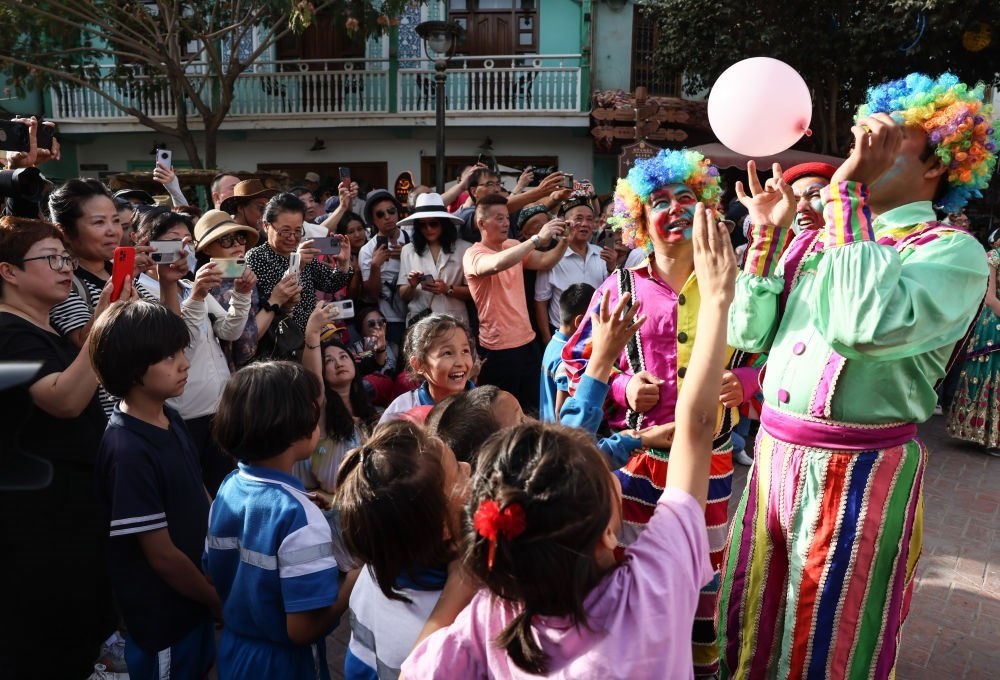 演員與小朋友在新疆喀什古城景區(qū)互動（2023年9月7日攝）。新華社記者 蘭紅光 攝
