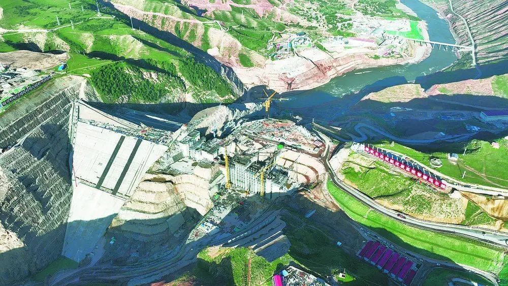 瑪爾擋水電站項目建設現(xiàn)場。國家能源集團青?，敔枔跛娬竟﹫D