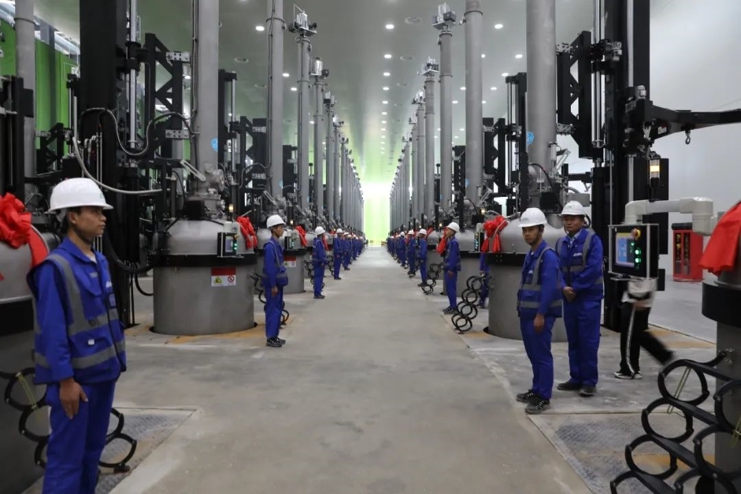 晶科能源二期20GW拉棒切方項目投產(chǎn)現(xiàn)場。南川工業(yè)園區(qū)管委會供圖