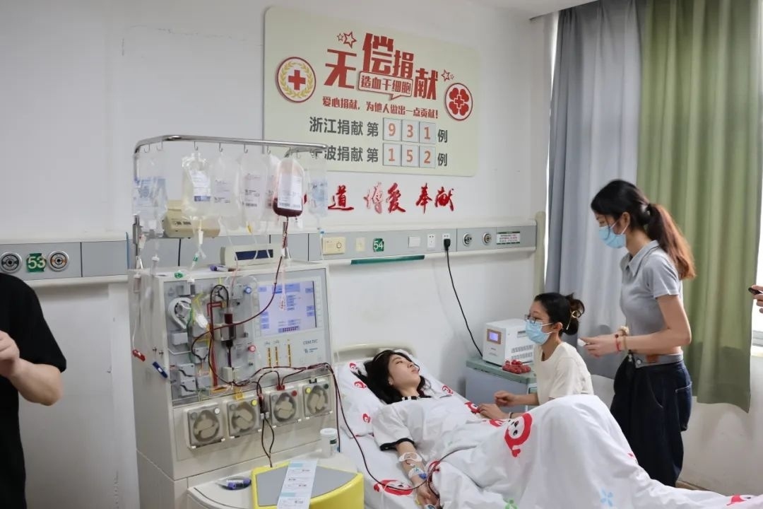 陸冰冰（右三）捐獻(xiàn)185毫升造血干細(xì)胞。受訪者供圖