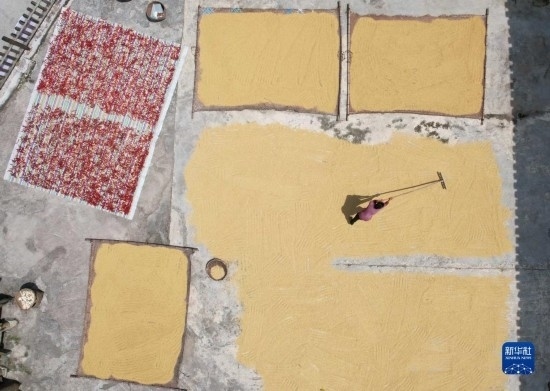 9月16日，村民在貴州省黔東南苗族侗族自治州施秉縣馬溪鄉(xiāng)王家坪村晾曬稻谷（無(wú)人機(jī)照片）。