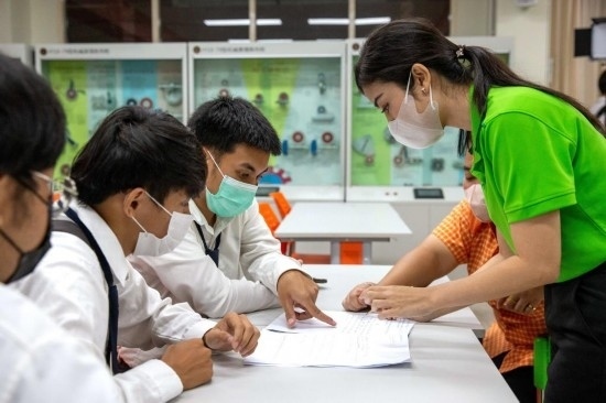 3月14日，在泰國大城府大城技術學院魯班工坊，教師（右一）給學生上課。新華社記者 王騰 攝