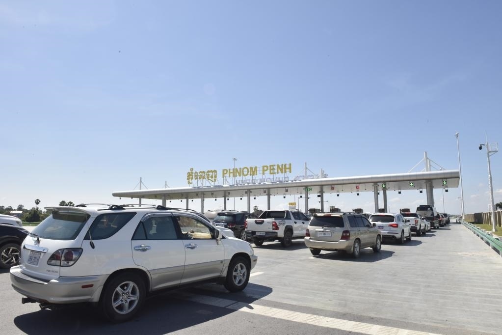 2022年11月7日，車輛在柬埔寨首都金邊的金港高速公路入口處排隊。金港高速公路連接柬埔寨首都金邊和該國最大深水海港西哈努克港。