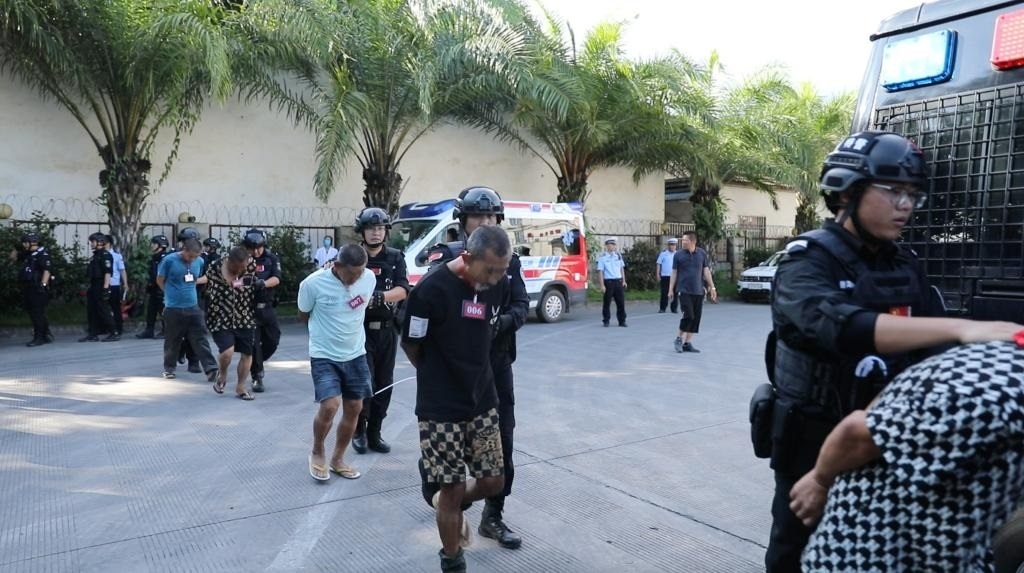 圖為涉詐犯罪嫌疑人移交我方。