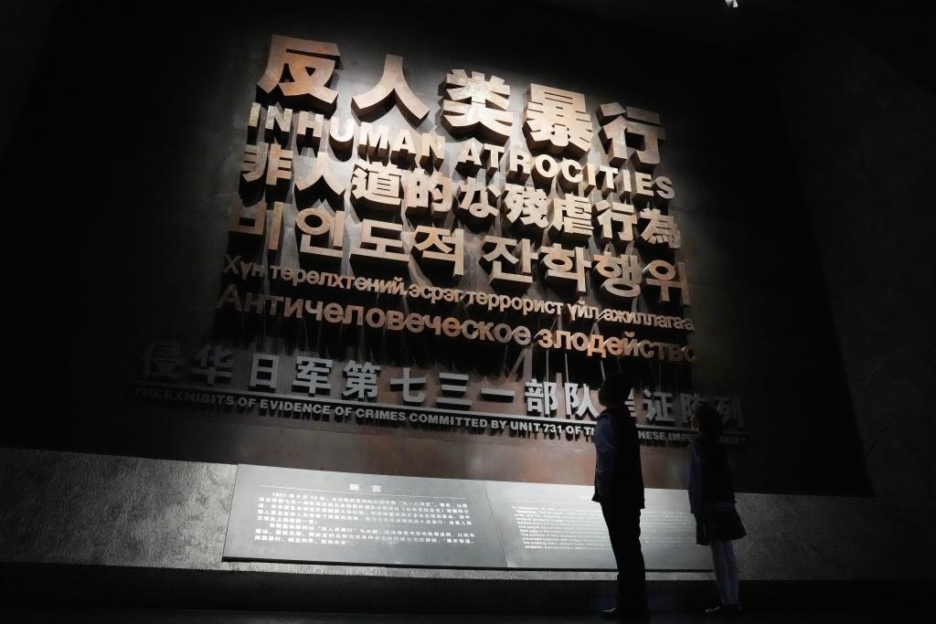 9月18日，青少年在侵華日軍第七三一部隊(duì)罪證陳列館內(nèi)參觀。新華社記者 王建威 攝