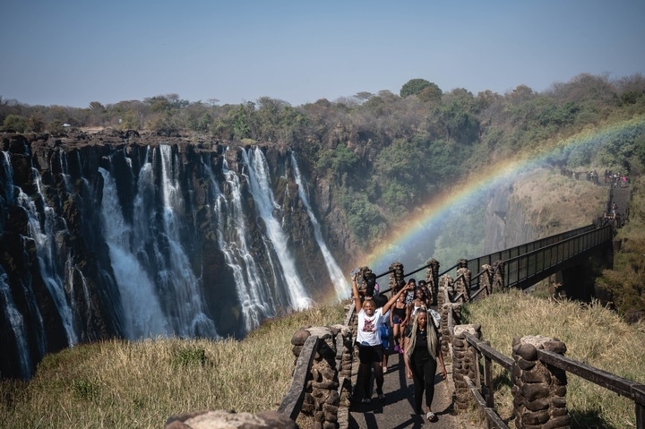 8月21日，游客在贊比亞觀賞維多利亞瀑布景色。