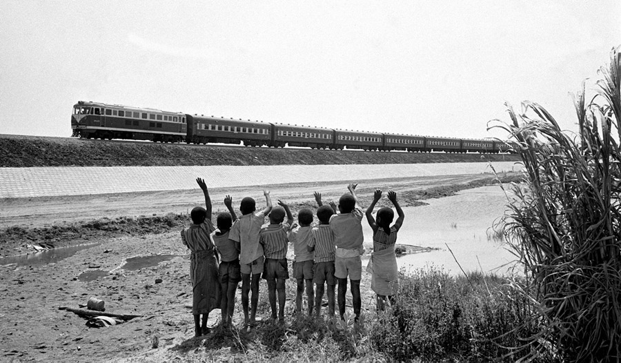 贊比亞魯西瓦西湖畔的少年兒童歡迎坦贊鐵路的列車通到他們的家鄉(xiāng)（1976年攝）。