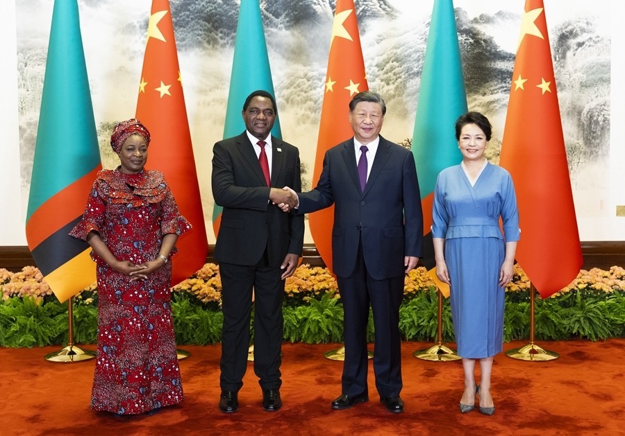 這是會談前，習(xí)近平主席和夫人彭麗媛同希奇萊馬總統(tǒng)和夫人穆廷塔合影。