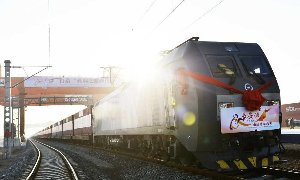 2013年11月28日，首趟由西安發(fā)往哈薩克斯坦阿拉木圖的長安號國際貨運列車等待出發(fā)。新華社記者 劉瀟 攝