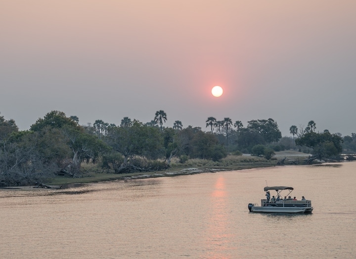 8月23日，在贊比亞拍攝的贊比西河上的游船。