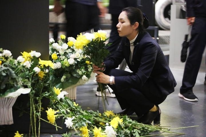 9月18日，工作人員在侵華日軍第七三一部隊(duì)罪證陳列館整理花束。新華社記者 石楓 攝