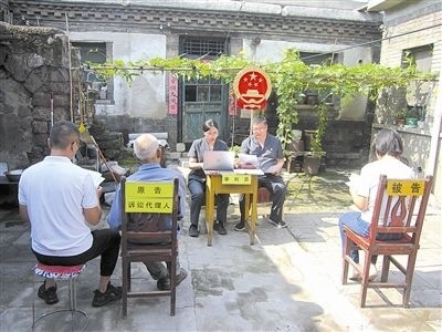 圖②：法庭在農(nóng)家小院開展巡回審判。