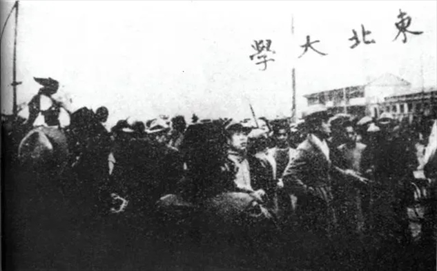 △東北大學(xué)學(xué)生走在一二·九請(qǐng)?jiān)赣涡嘘?duì)伍最前列。