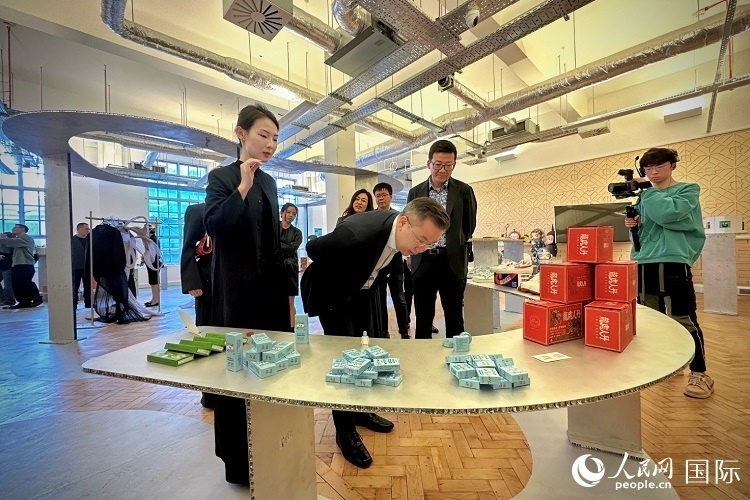 嘉賓參觀(guān)展覽 實(shí)習(xí)生劉船 攝