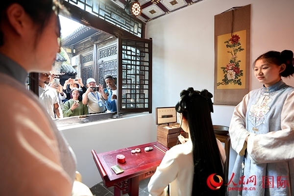 選手們觀看表演。人民網(wǎng) 盧鵬宇攝