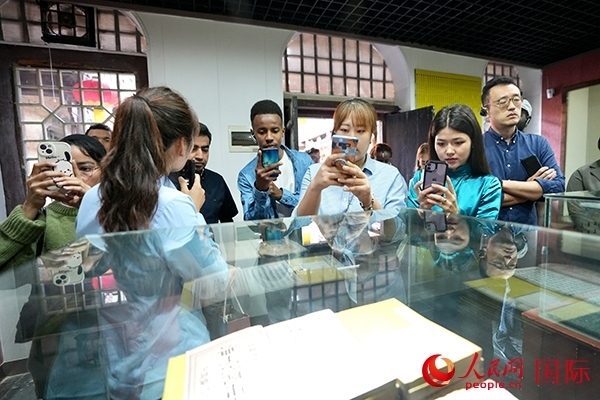 選手們認(rèn)真聆聽導(dǎo)游講解。人民網(wǎng) 盧鵬宇攝