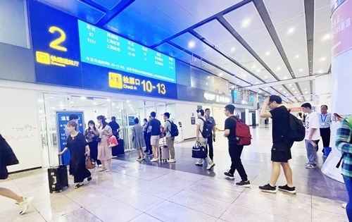 在快速進站廳前排隊等待檢票的旅客。人民網(wǎng)記者 喬雪峰攝