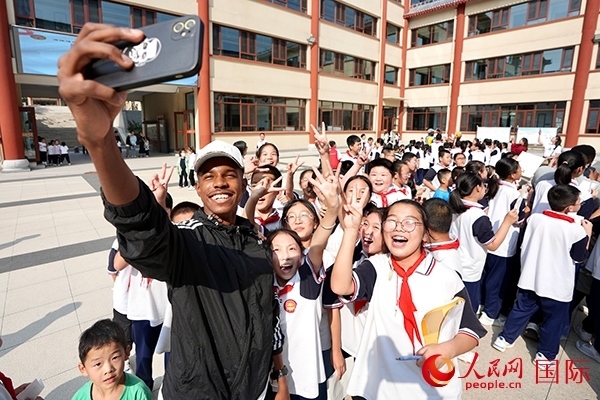 選手和學(xué)生們合影。人民網(wǎng) 盧鵬宇攝