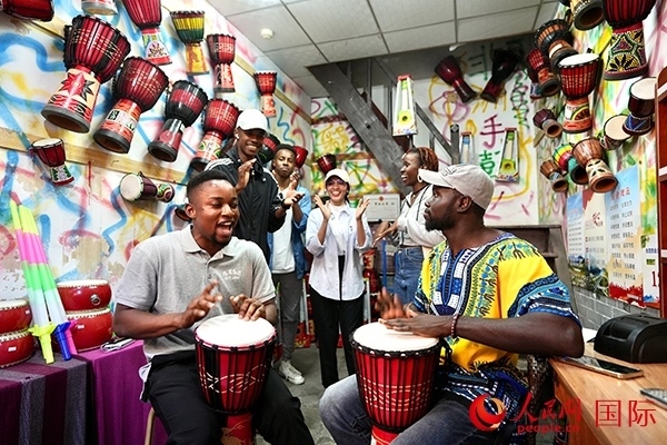 選手們敲起非洲鼓。人民網(wǎng) 盧鵬宇攝