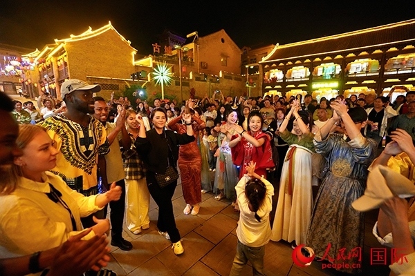 選手們和演員們一起舞蹈。人民網(wǎng) 盧鵬宇攝