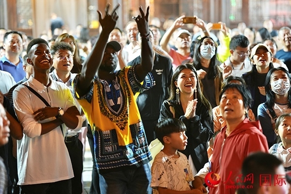 選手體驗(yàn)古城巡游。人民網(wǎng) 盧鵬宇攝