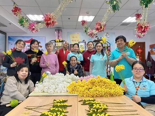 唐占鑫帶領(lǐng)團(tuán)隊(duì)為2022年北京冬奧會(huì)和冬殘奧會(huì)制作頒獎(jiǎng)花束。受訪者供圖