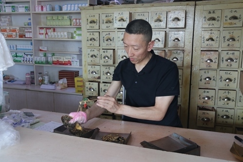 馬啟紅為病患精心配藥。受訪者供圖