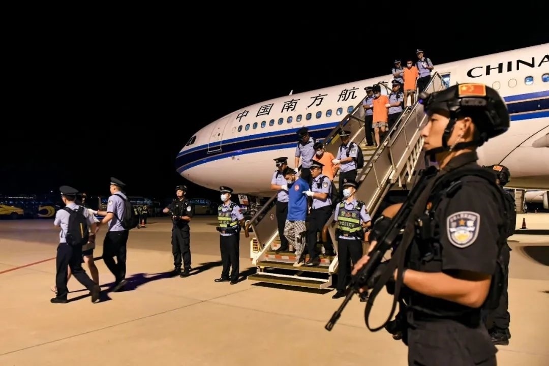 153名實(shí)施跨境裸聊敲詐的犯罪嫌疑人從印度尼西亞被押解回國。公安部供圖