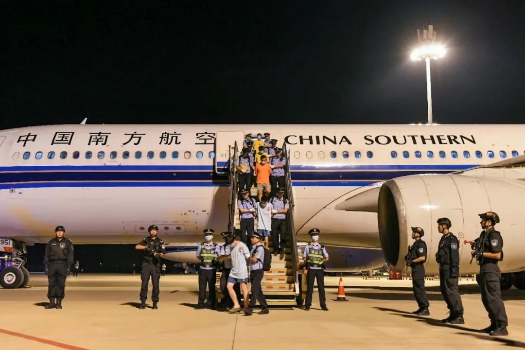 153名實(shí)施跨境裸聊敲詐的犯罪嫌疑人從印度尼西亞被押解回國。公安部供圖