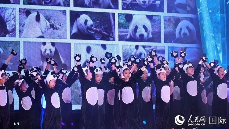 小演員們上演《歡樂功夫熊貓》。人民網(wǎng) 蔣曉辰攝