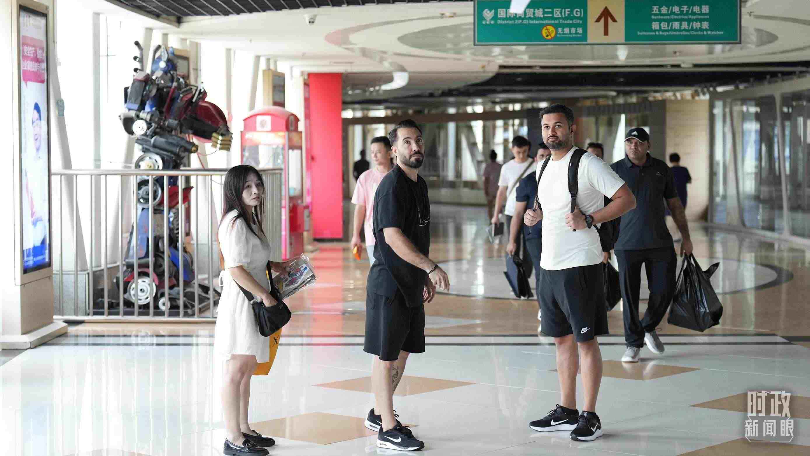 △義烏國際商貿(mào)城內(nèi)，來自世界各地的外商。（總臺國廣記者李晉拍攝）