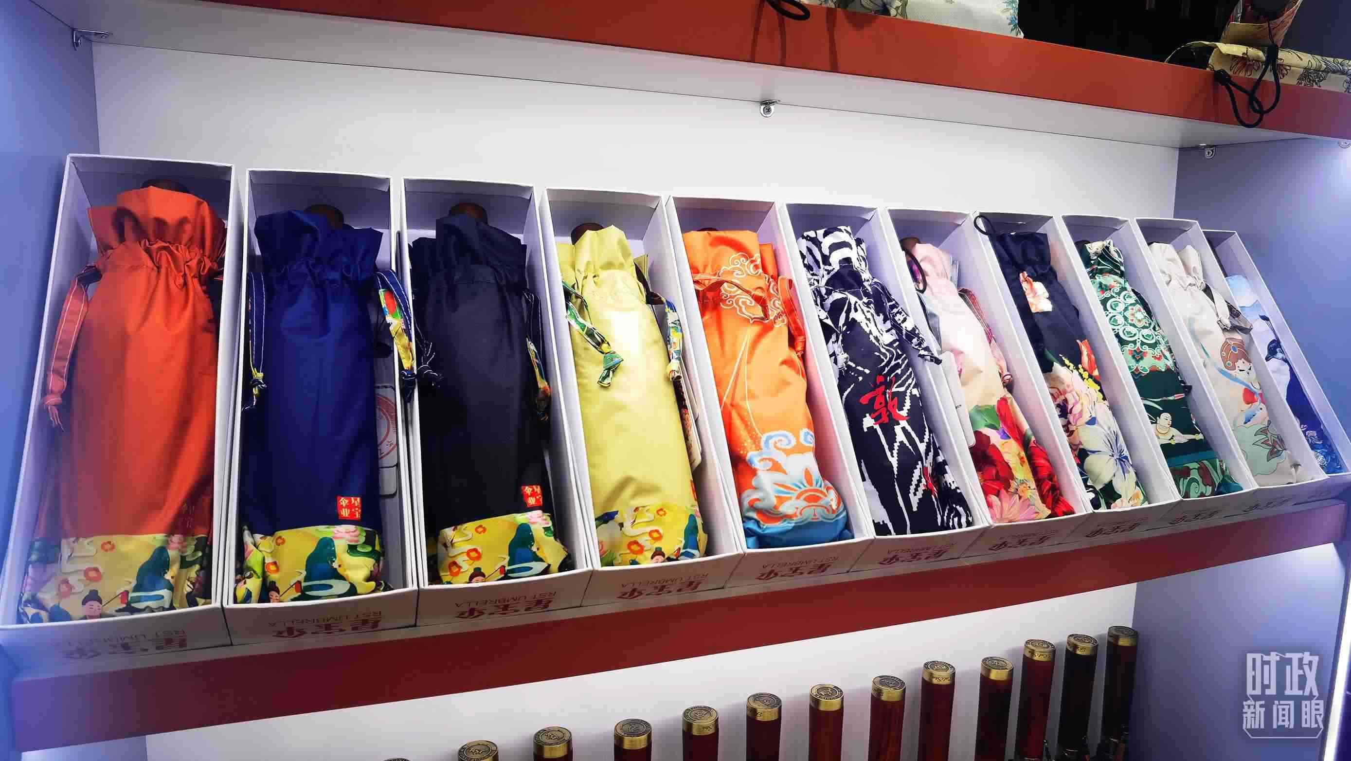 △商貿(mào)城內(nèi)的一家傘鋪，貨架上擺放著包裝精美的雨傘。（總臺央視記者范學(xué)禹拍攝）