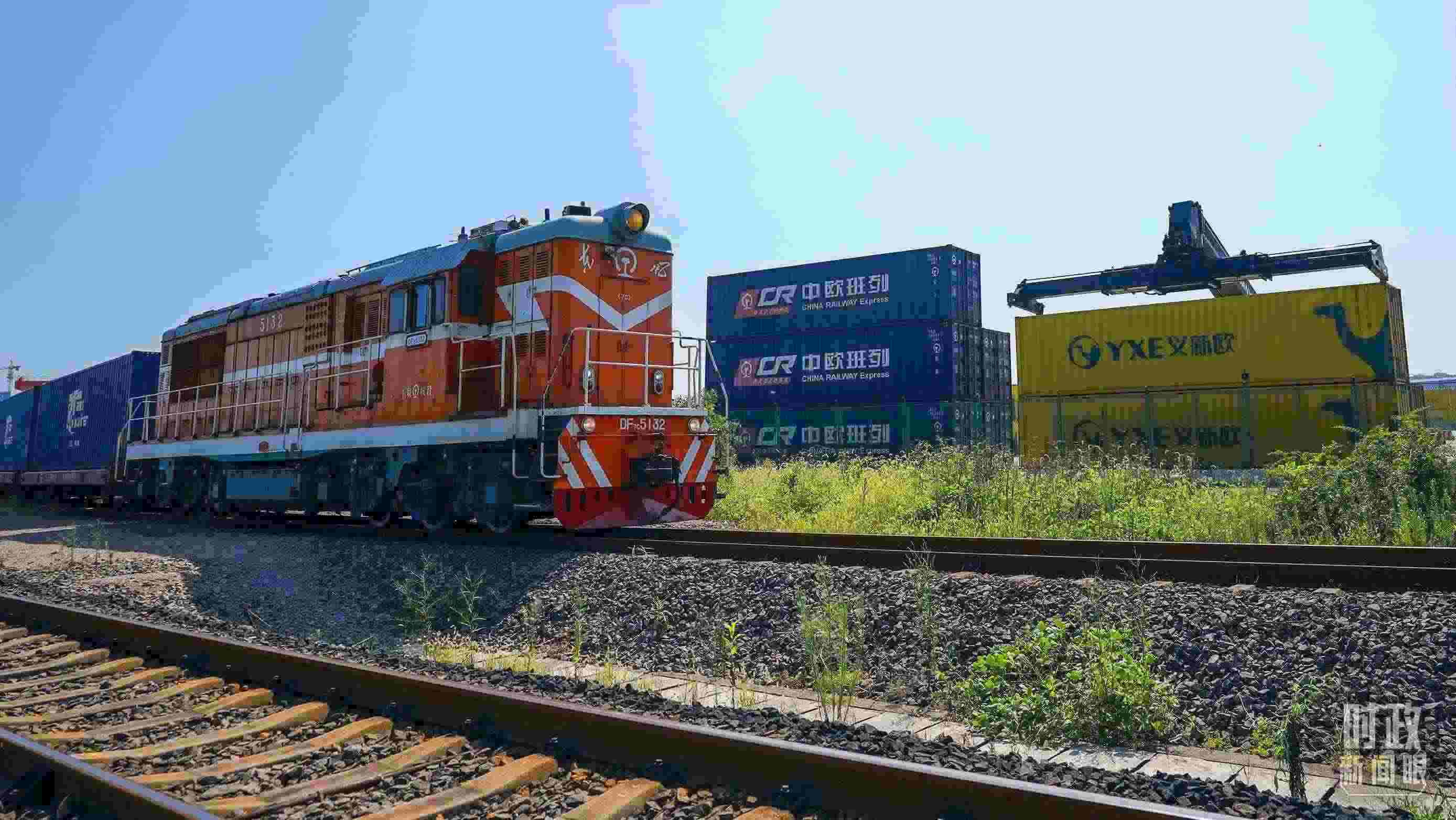 △“義新歐”先后開通了18條點(diǎn)對點(diǎn)的班列主線，業(yè)務(wù)范圍輻射50多個國家和160多個城市。（總臺國廣記者李晉拍攝）