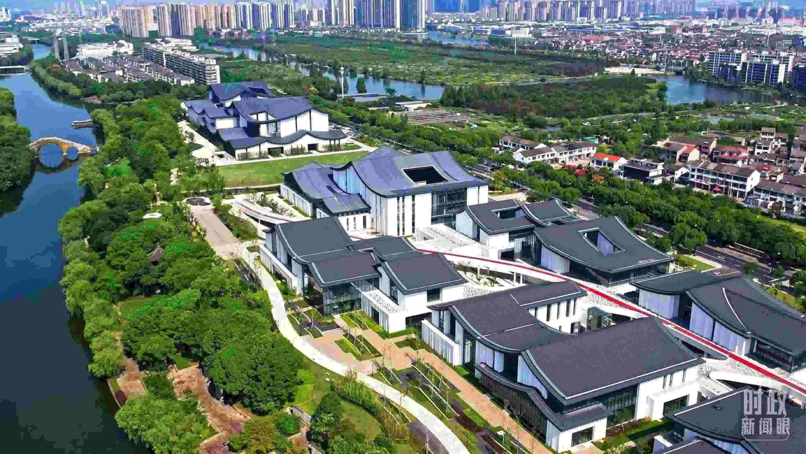 △臨河而建的浙東運(yùn)河文化園。（總臺央視記者范凱拍攝）