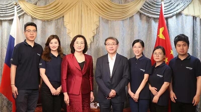 中國駐葉卡捷琳堡總領(lǐng)事崔少純與人民網(wǎng)采訪組合影。