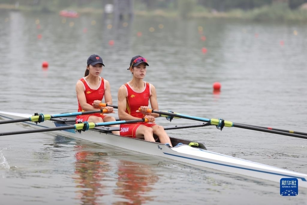 9月24日，鄒佳琪（左）/邱秀萍在決賽中。新華社記者 賈浩成 攝