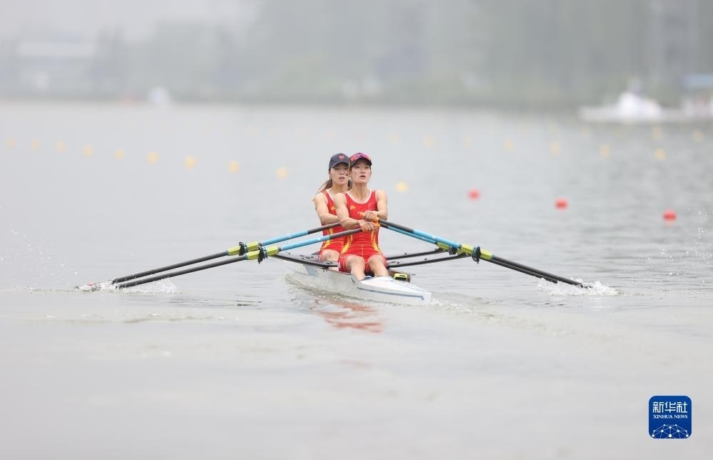 9月24日，鄒佳琪（左）/邱秀萍在決賽中。新華社記者 賈浩成 攝