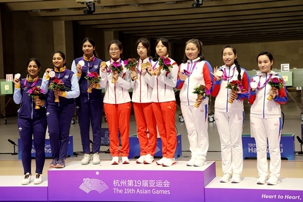 9月24日，杭州亞運會射擊女子10米氣步槍團體賽頒獎儀式。人民網(wǎng)記者 胡雪蓉攝