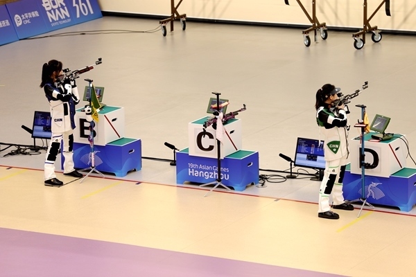 黃雨婷(左)、韓佳予在女子10米氣步槍個人賽比賽中。人民網(wǎng)記者 胡雪蓉攝
