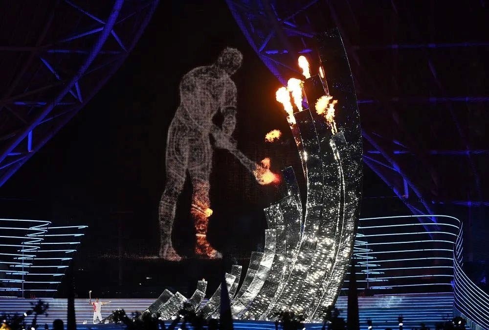 △“數(shù)字火炬手”點燃象征亞洲大團(tuán)結(jié)的亞運之火。