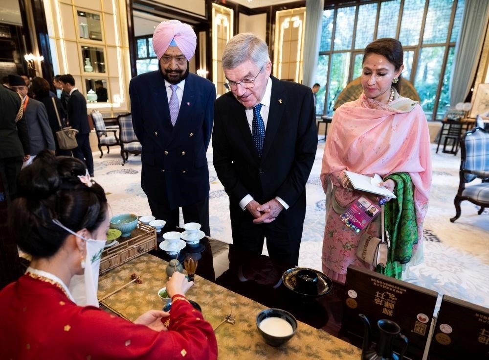 △歡迎宴會前，亞奧理事會代理主席辛格和夫人維尼塔、國際奧委會主席巴赫欣賞非遺展示。