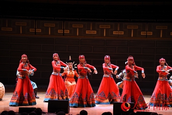 內蒙古藝術劇院表演的《草原頌》劇照。人民網記者 殷淼攝