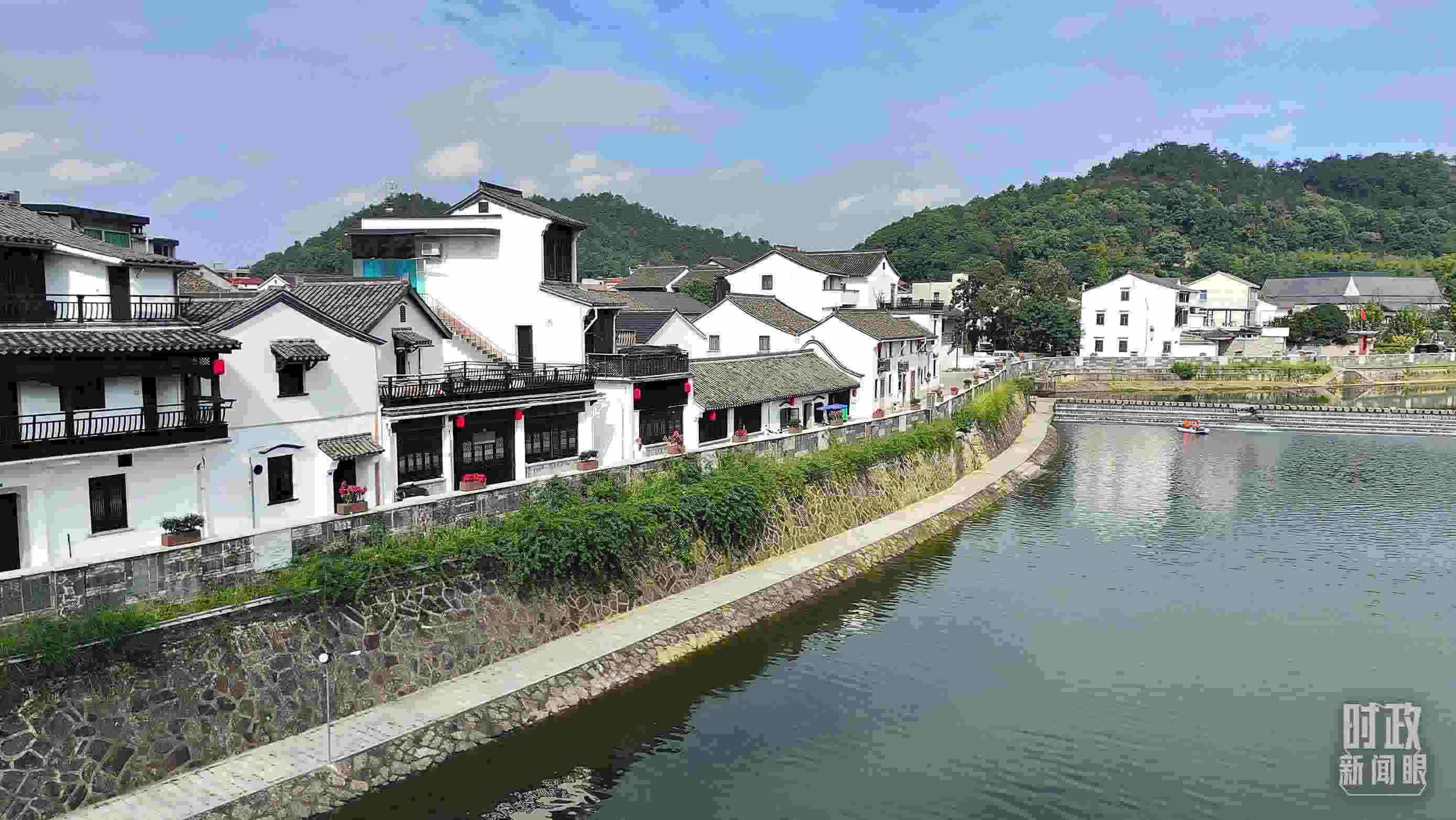 △“楓橋經(jīng)驗(yàn)”發(fā)源地諸暨市楓橋鎮(zhèn)。（總臺(tái)央視記者楊立峰拍攝）