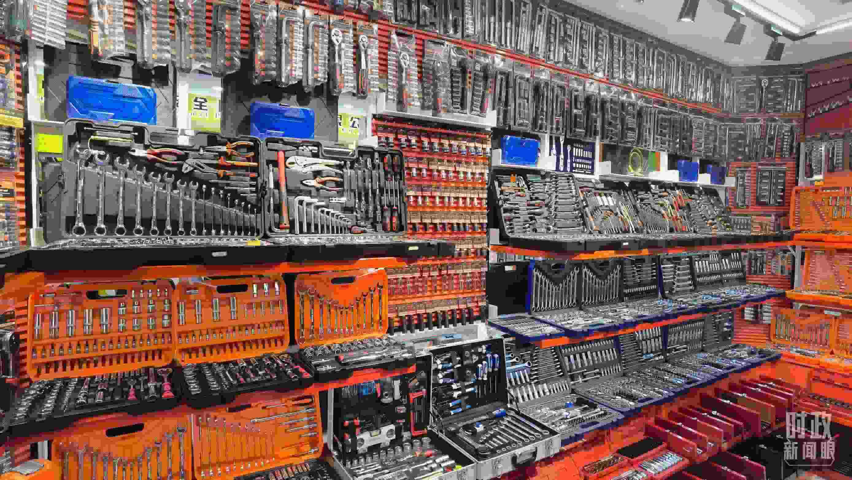 △義烏國(guó)際商貿(mào)城內(nèi)的一家五金店，貨品豐富。（總臺(tái)央視記者石丞拍攝）