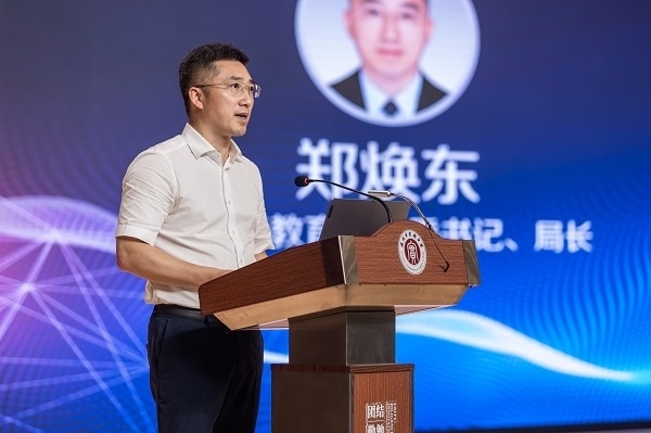  溫州市教育局黨委書記、局長鄭煥東講話。溫州市教育局供圖